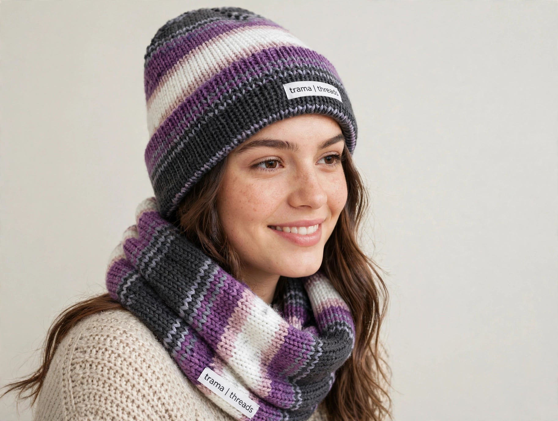 Gorro y Bufanda Infinita Tejida a Mano - Set Matizado Morado