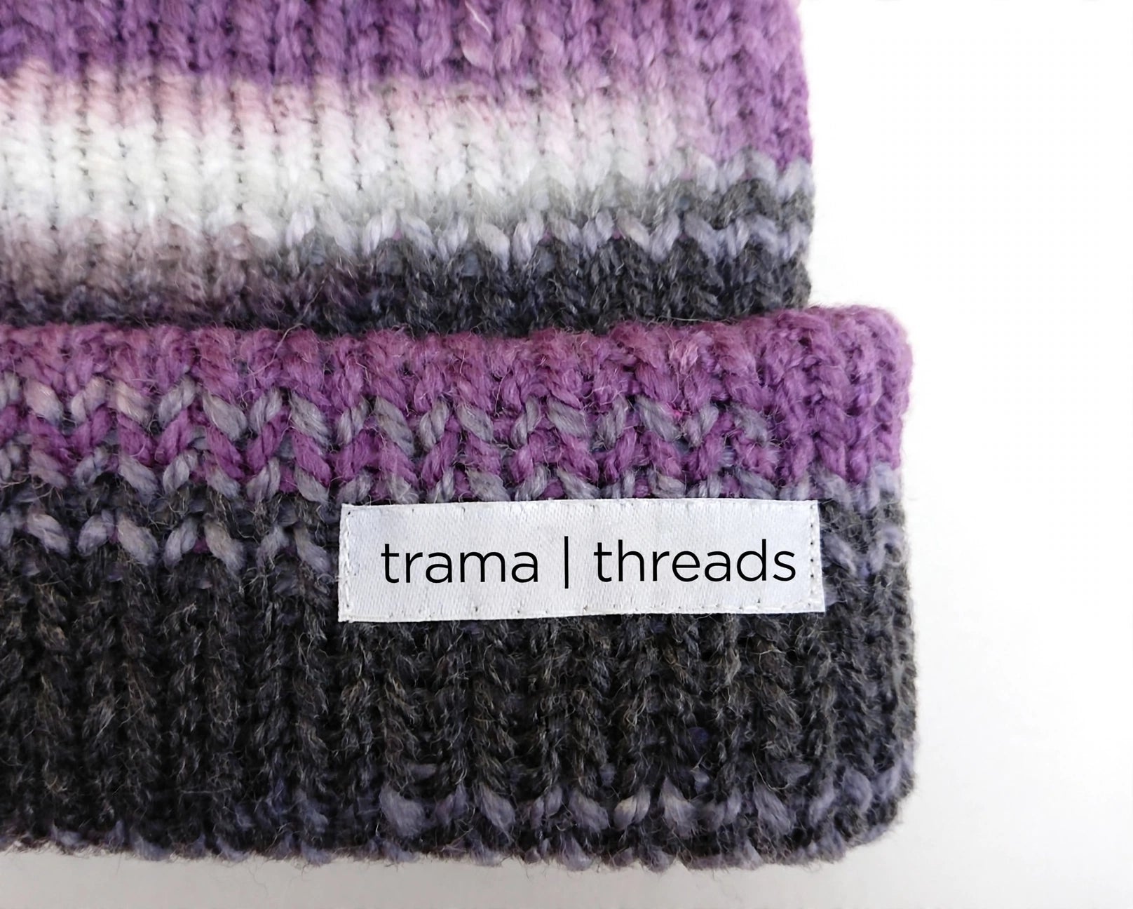 Gorro tejido a mano matizado morado y gris |